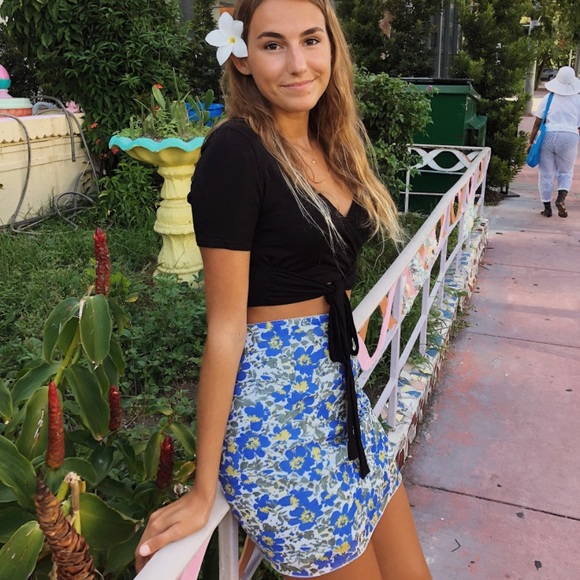 ⭐️meet your posher⭐️ - Picture 3 of 5